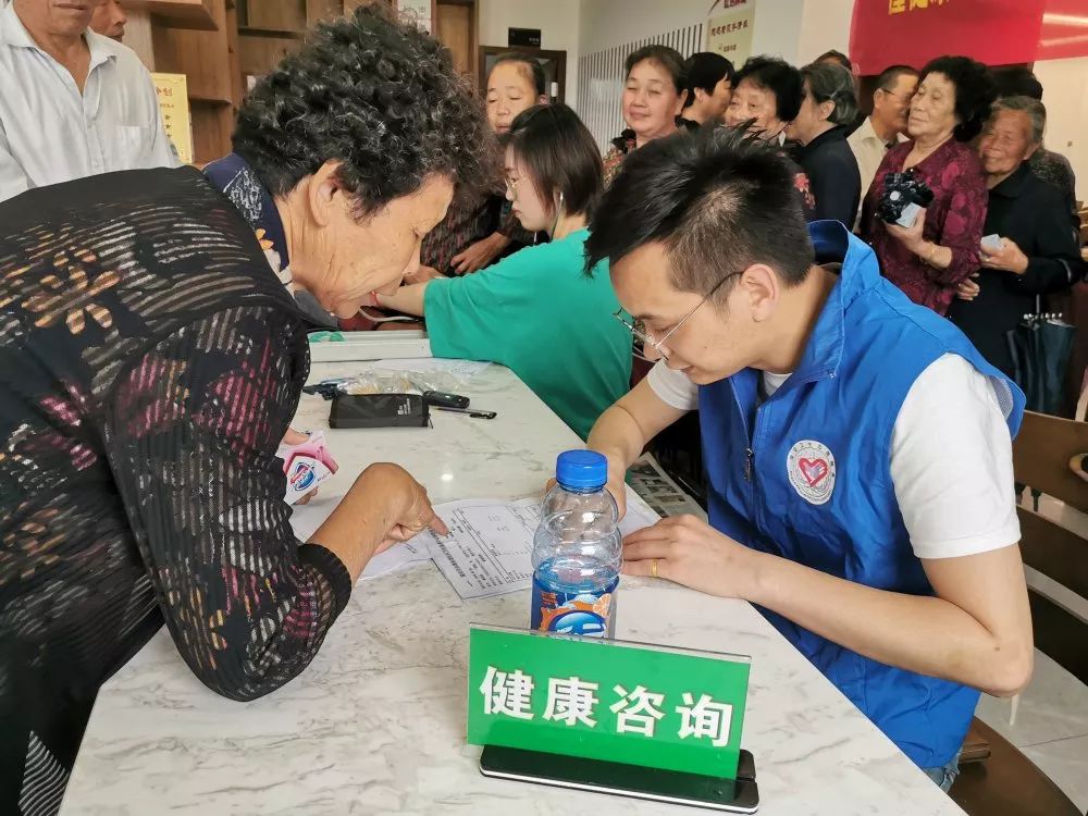 懂健康知識(shí)，做健康老人 老年健康宣傳周活動(dòng)與咨詢(xún)服務(wù)紀(jì)實(shí)