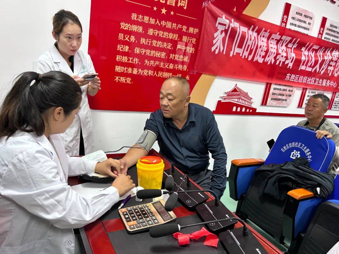 健康驛站服務(wù)暖人心 家門(mén)口的義診等您來(lái)